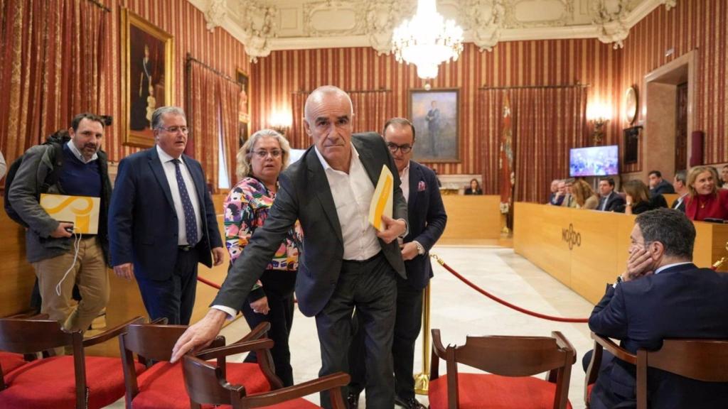 El portavoz del PSOE en el Ayuntamiento de Sevilla, abandona el Pleno junto al resto de concejales de su partido.