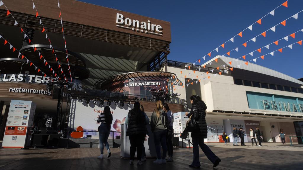Clientes y visitantes durante la reapertura de gran parte de las tiendas del centro comercial de Bonaire. Europa Press / Jorge Gil