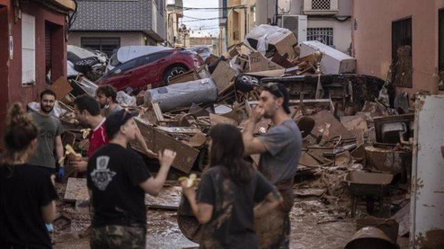 Varias personas limpian los estragos ocasionados por la dana. Jorge Gil /Europa Press