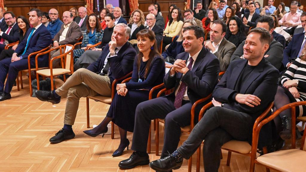 Autoridades y público.