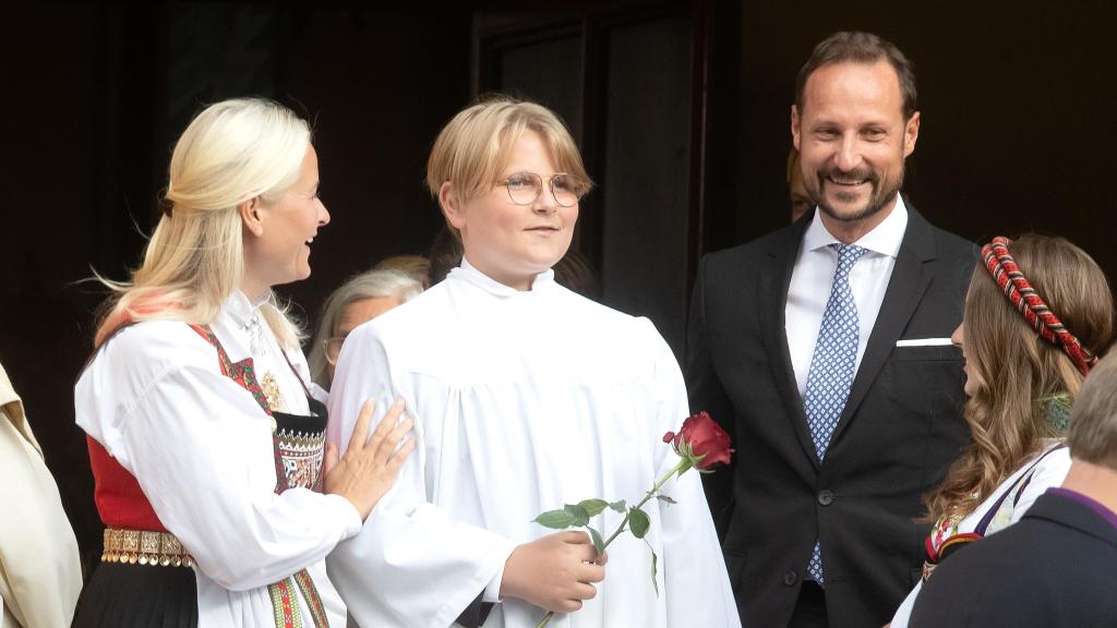 Haakon de Noruega, Mette-Marit y Sverre Magnus en un acto público.