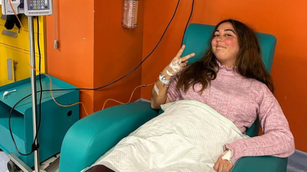 La joven lucha a diario contra un cáncer muy agresivo.