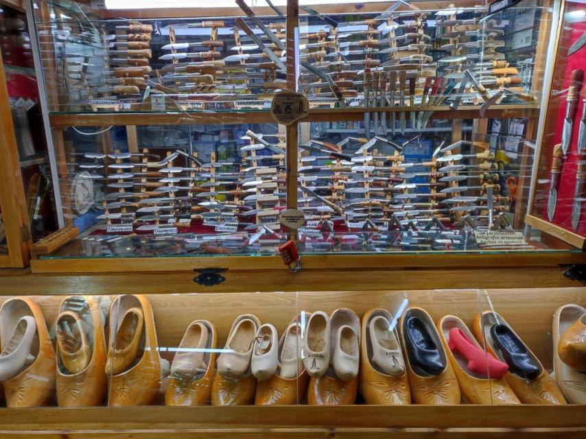 Expositores con cuchillos y calzado artesanal en Vecino.