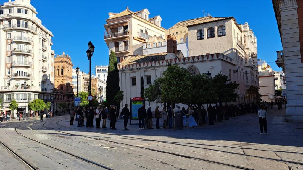 Imagen de la cola de espera para recoger el cartel de la Semana Santa 2024 de Salustiano García.