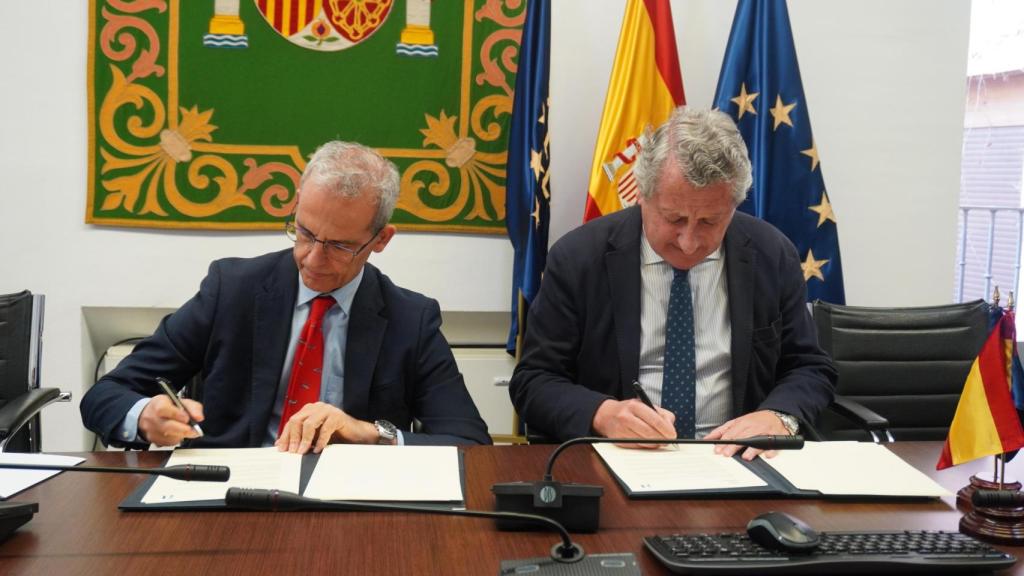 Luis Martínez-Sicluna, secretario general de la FEMP, y Jesús Maza, presidente de la Asociación Española de Empresas Gestoras de Agua Urbana, firman un nuevo convenio.