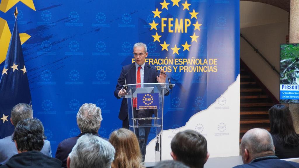 Luis Martínez-Sicluna, secretario general de la FEMP, intervine durante la firma del convenio.