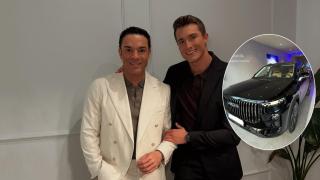 Antonio Rossi y Hugo Fuertes junto a su nuevo coche en un montaje de Jaleos.