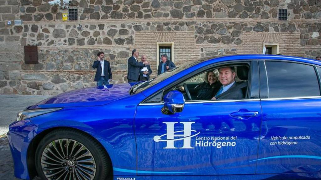 Emiliano García-Page, presidente de Castilla-La Mancha, al volante de un coche propulsado por hidrógeno junto a la consejera de Desarrollo Sostenible, Mercedes Gómez.