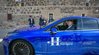 Emiliano García-Page, presidente de Castilla-La Mancha, al volante de un coche propulsado por hidrógeno junto a la consejera de Desarrollo Sostenible, Mercedes Gómez.