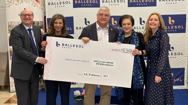 Entre por parte de Ballesol Puerta del Carmen del talón solidario a Aspanoa