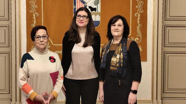 La concejala de Familia e Igualdad de Oportunidades, Miryam Rodríguez, junto a Ascensión Iglesias Redondo y Teresa Peramato Martín