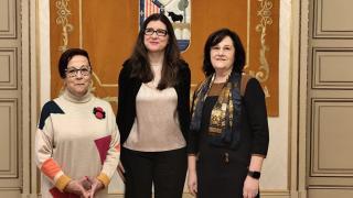 La concejala de Familia e Igualdad de Oportunidades, Miryam Rodríguez, junto a Ascensión Iglesias Redondo y Teresa Peramato Martín