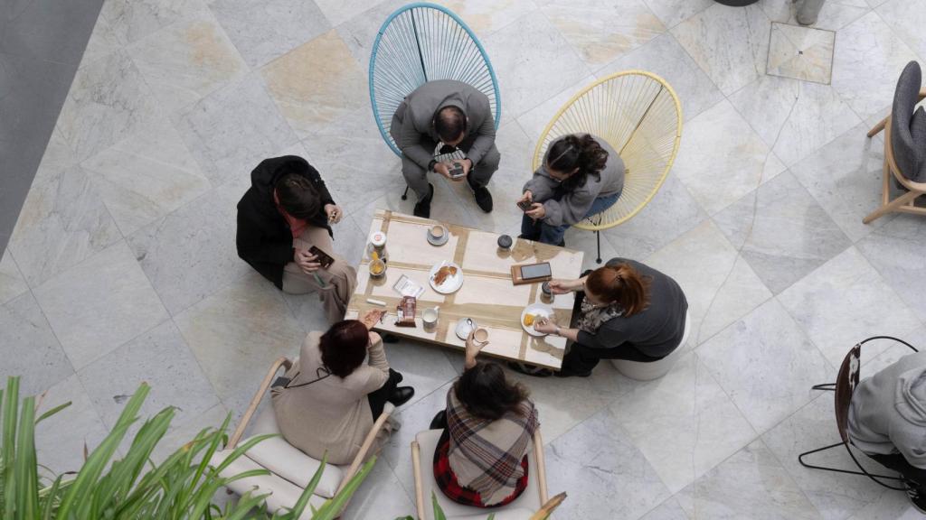 Jóvenes reunidos en el patio central de Mans.