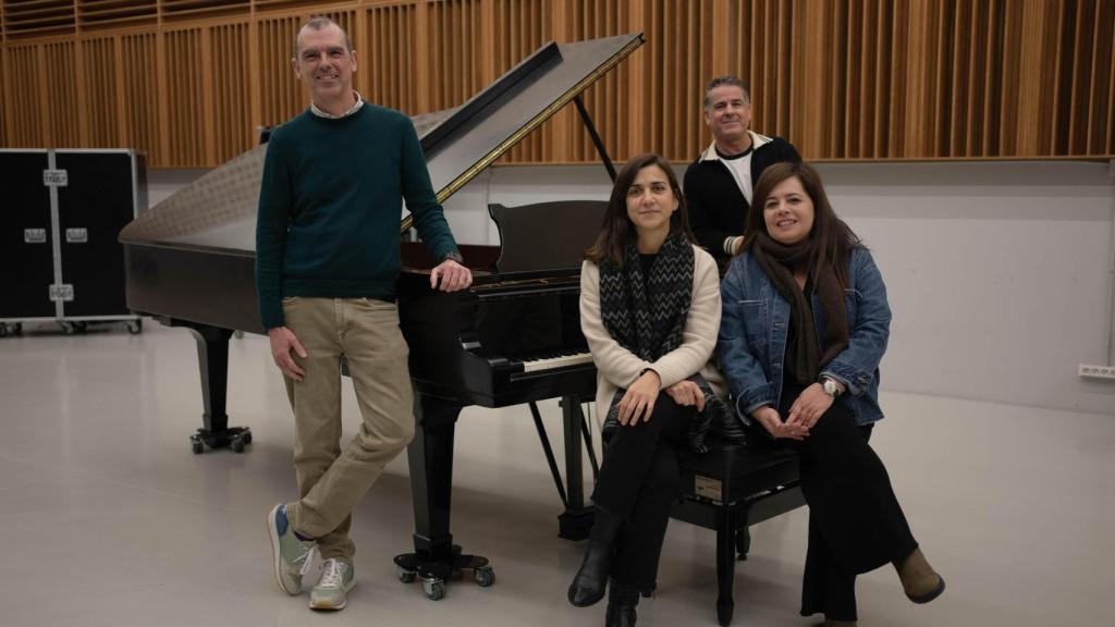 Ramos, Fariña, Vergara y Lagares alrededor del piano de los estudios Mans.