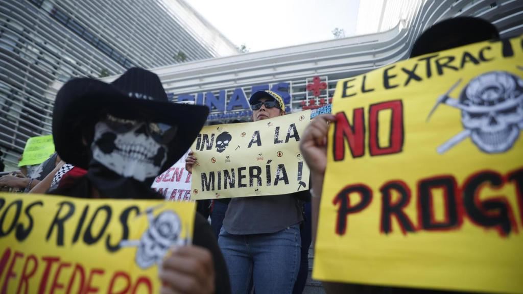 Manifestantes en El Salvador en contra de abolición de la prohibición a la minería.