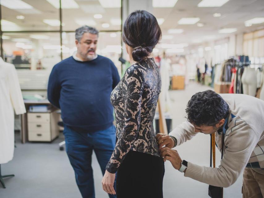 Curz Sánchez de Lara, durante la prueba del vestido.