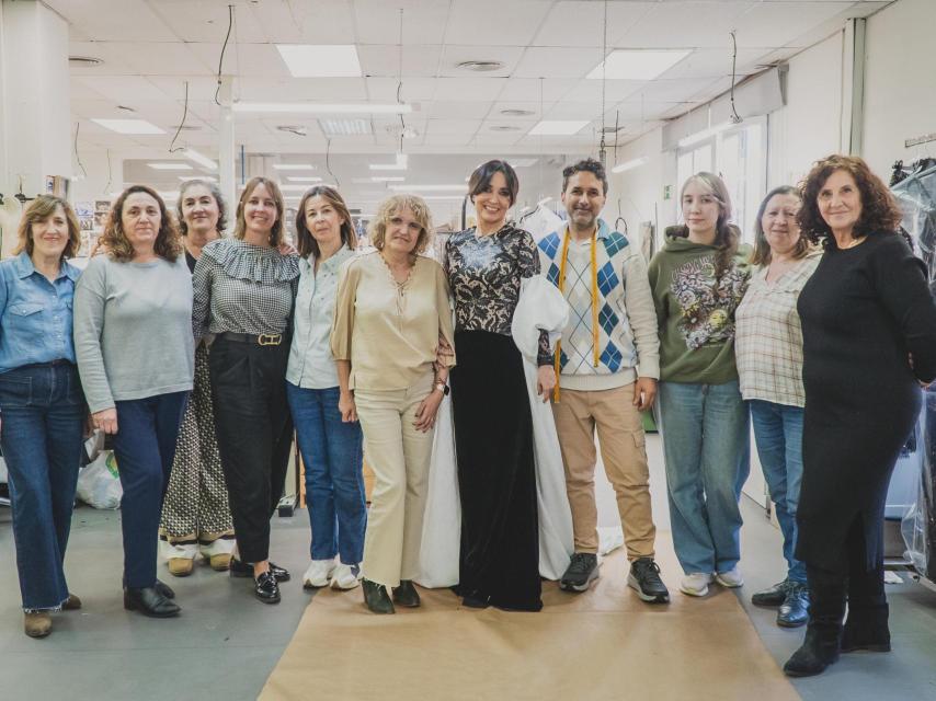 Cruz Sánchez de Lara, junto al equipo que participó en la creación del vestido.