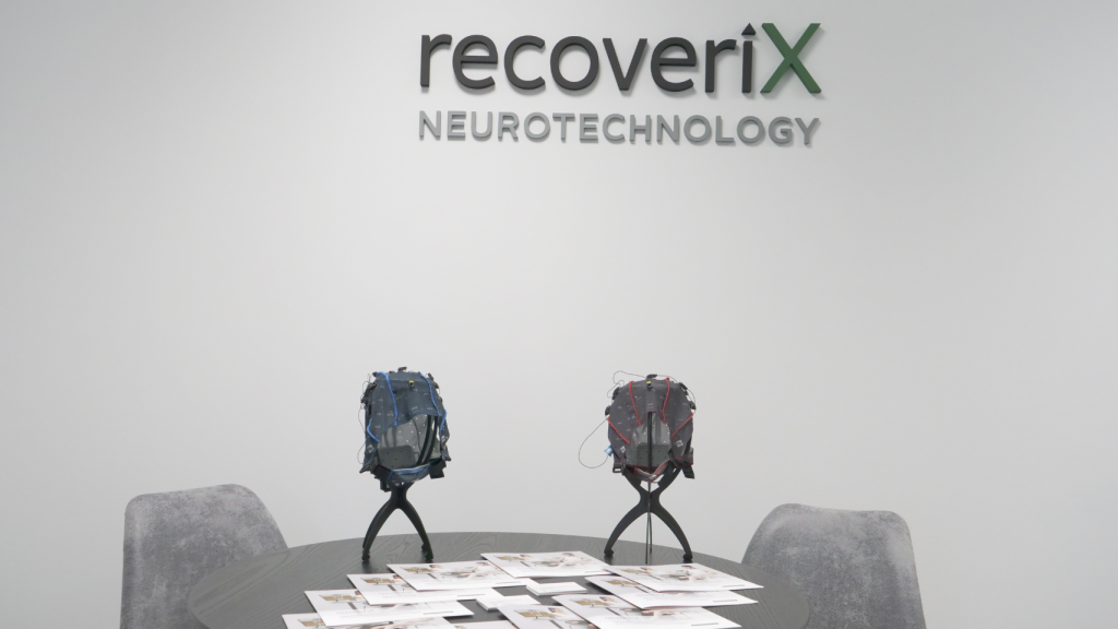 RecoveriX funciona con un gorro de electroencefalograma colocado en la cabeza del paciente