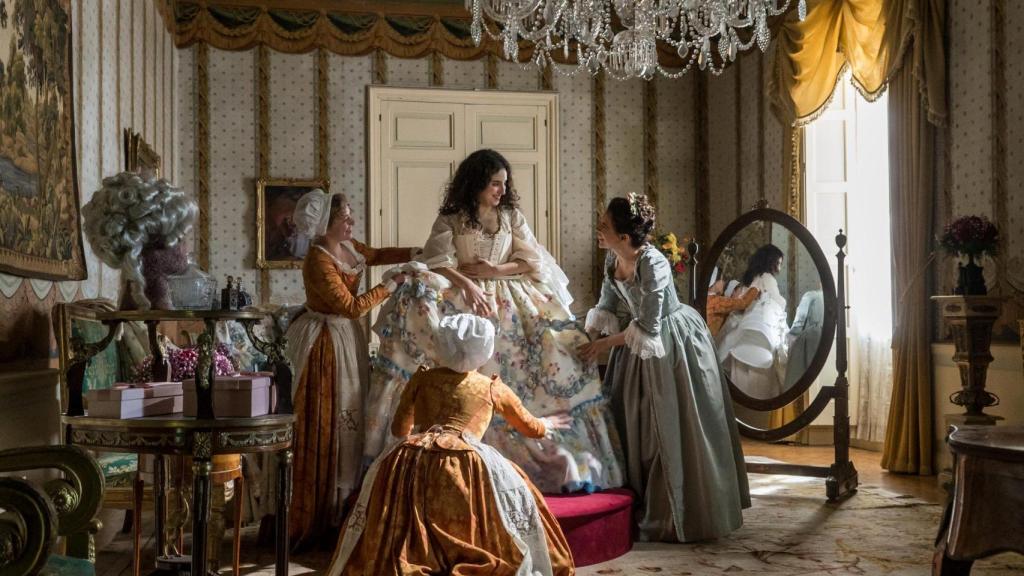 Alicia Armenteros como Luisa Isabel de Orleans (centro) en 'La vida breve'