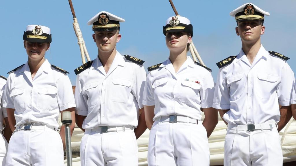 La princesa Leonor y tres de sus compañeros en el buque Elcano.