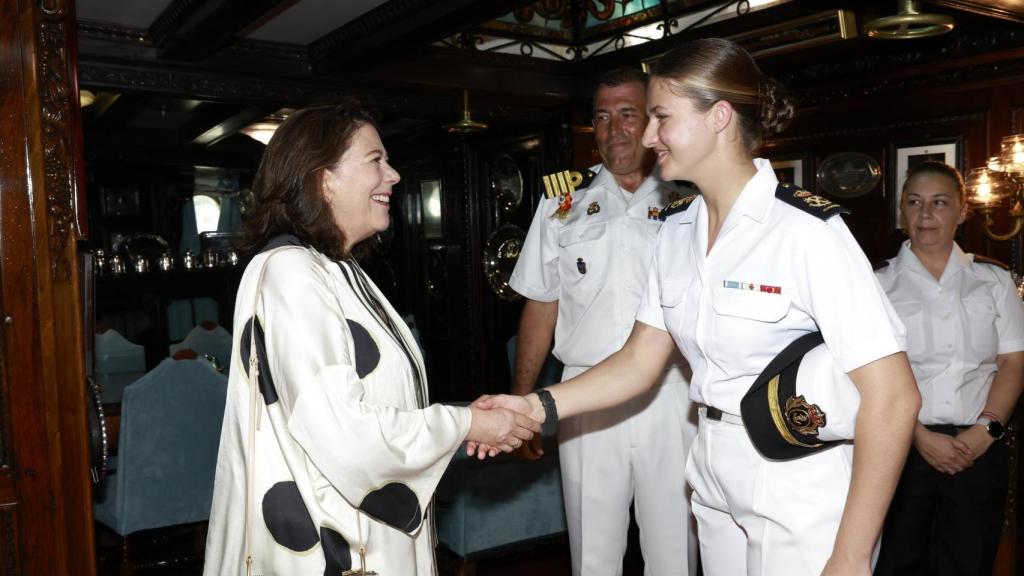 La princesa de Asturias saludando a las autoridades brasileñas.