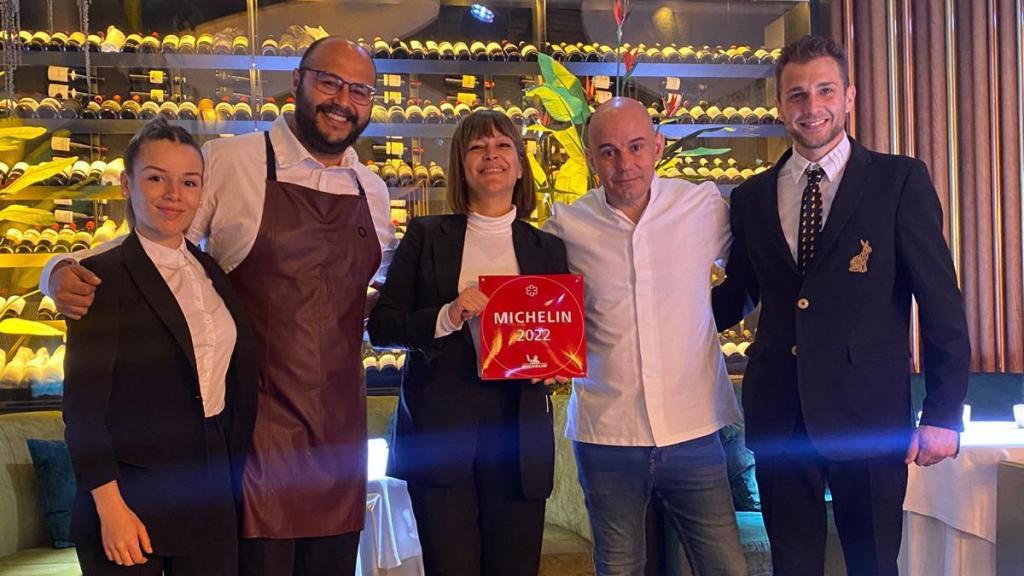 José Luis Garrido (segundo izquierda) posa con varios compañeros de Odiseo celebrando haber ganado la estrella Michelín 2022.
