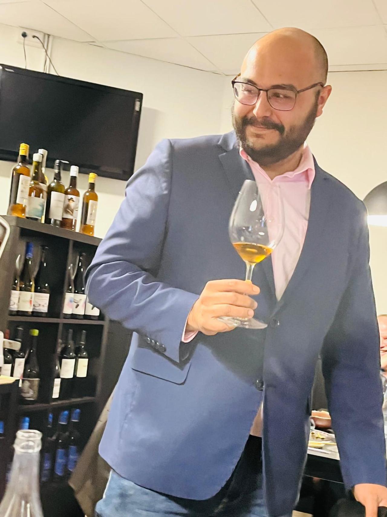 El sumiller José Luis Garrido, con una copa de vino.