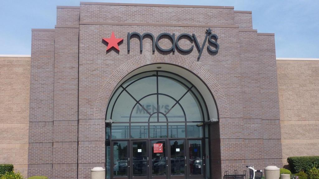 Macy's vende el abrigo acolchado plegable perfecto para el frío y los clientes opinan: Es todo lo que quería para el invierno