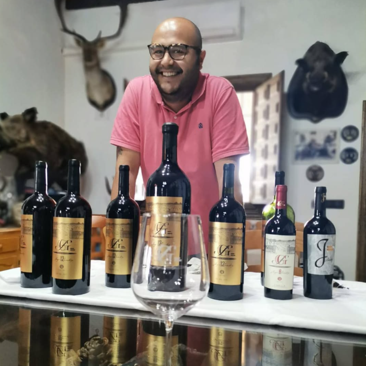 El sumiller José Luis Garrido posa con varias botellas de vino.