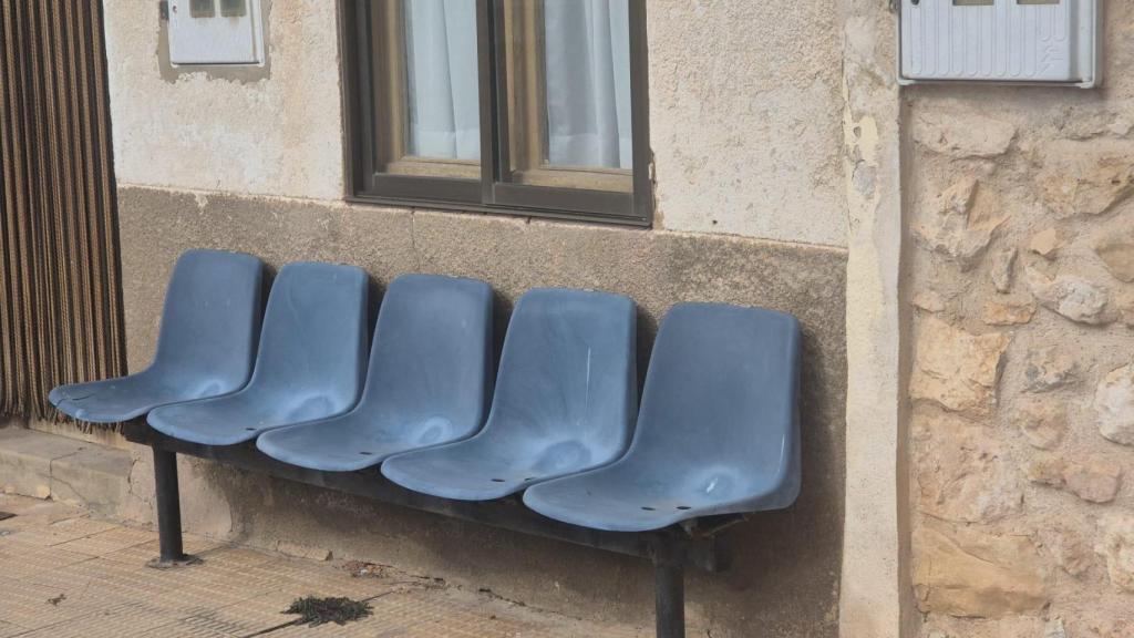 Algunos de los antiguos asientos del Camp Nou repartidos por Langa de Duero