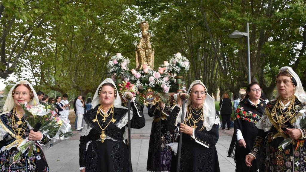 Ofrenda floral a la Virgen de la Vega