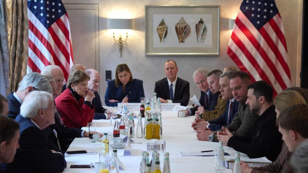 Volodimir Zelenski, con la delegación estadounidense durante la Conferencia de Seguridad de Munich