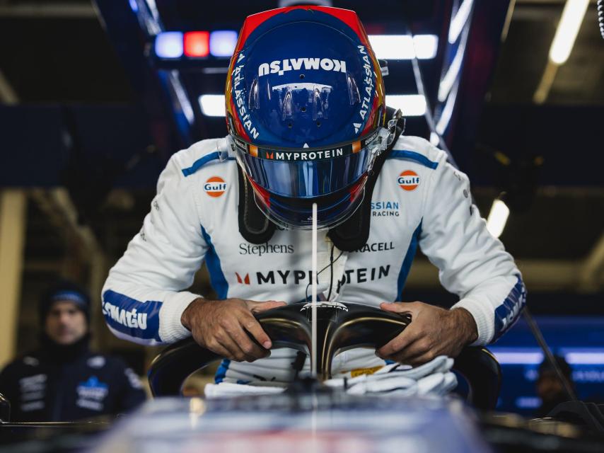 Carlos Sainz entrando en el FW47 por primera vez