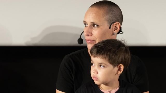 Daniela y su madre, Marta Bartolomé, en un acto de la Fundación Unoentrecienmil. Imagen cedida.
