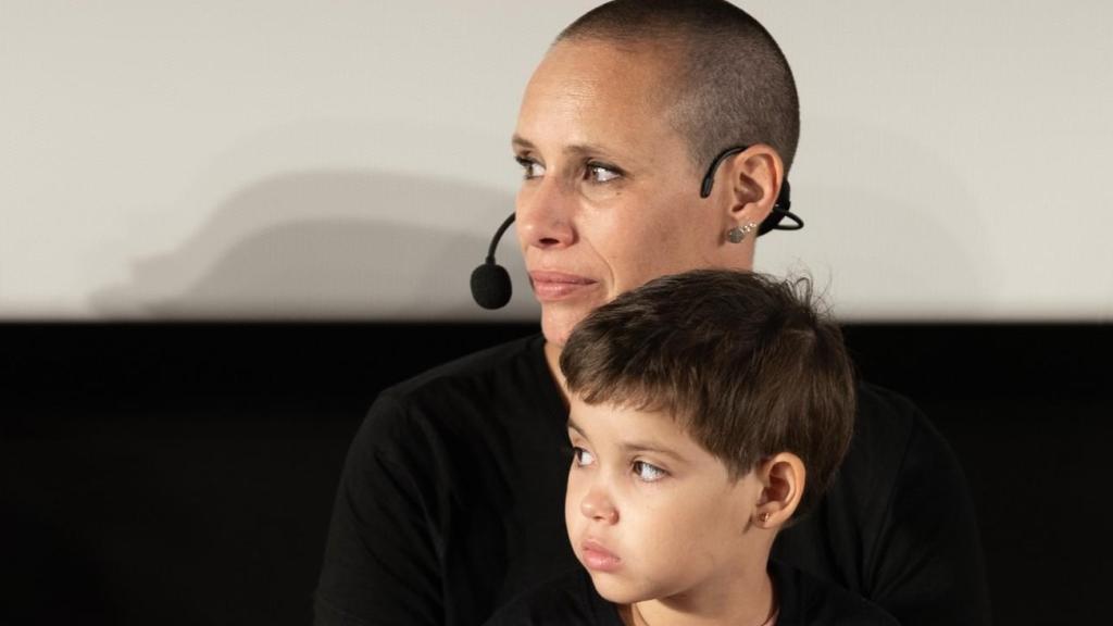 Daniela y su madre, Marta Bartolomé, en un acto de la Fundación Unoentrecienmil. Imagen cedida.
