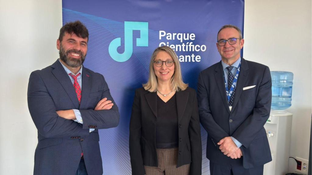 Fernando José Tomás, CEO de T24, junto a María Jesús Pastor, vicerrectora de la UA y Esteban Pelayo, gerente del PCA.