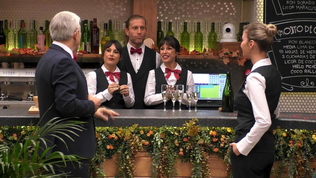 El equipo de First Dates con las gemelas Zapata y Matías Roure en el centro.