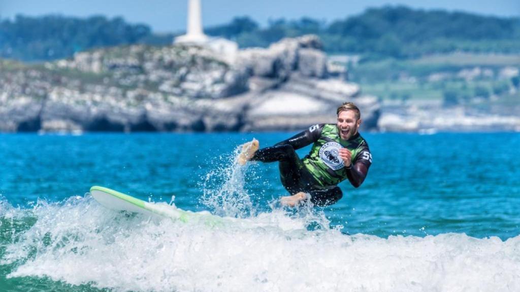 Matías Roure haciendo surf.