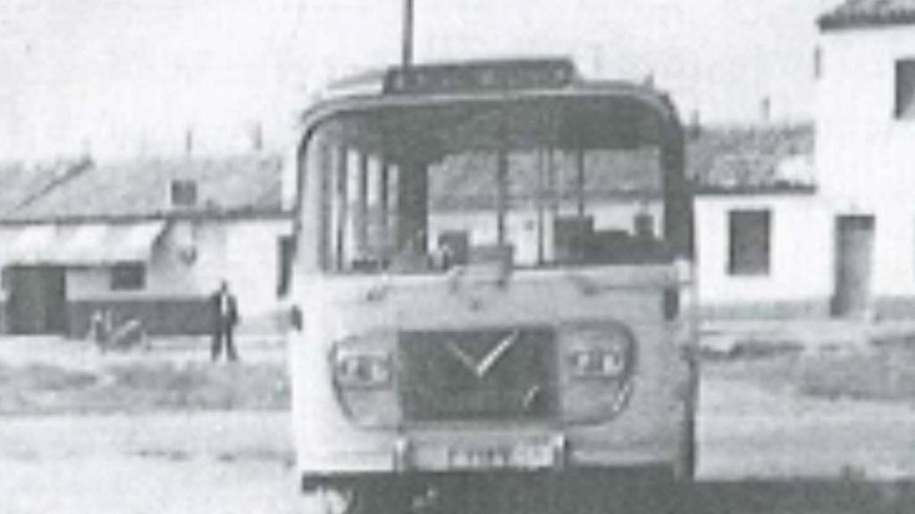 El autobús que pasaba por el barrio, antes de que llegaran las líneas de bus urbano.