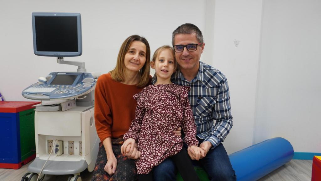 Beatriz Casuña y Ricardo Cisneros junto a su hija Ariadna.