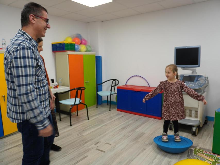 Sus padres juegan junto a su hija en el centro de Aspanoa en Zaragoza