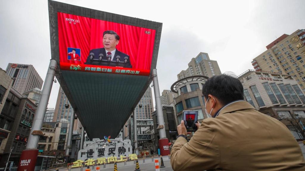 Un cartel con la foto del presidente chino Xi Jinping en una calle de Pekín.