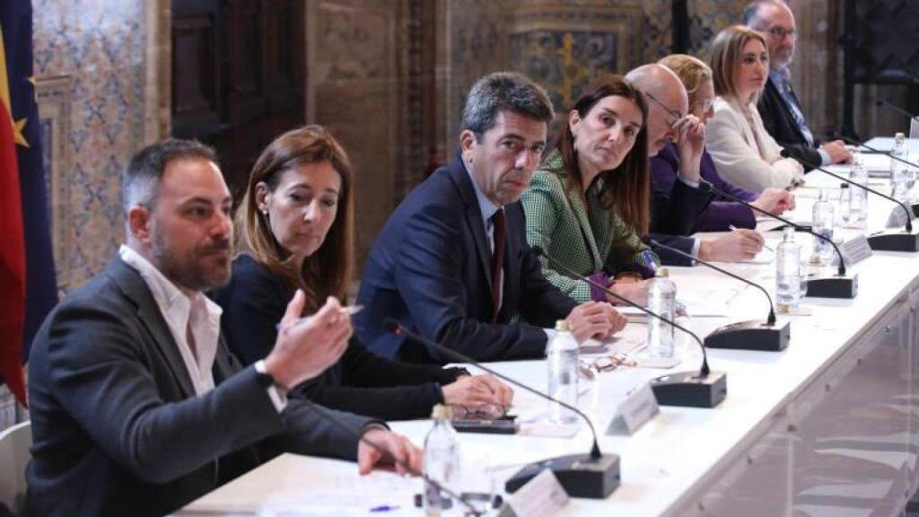 Reunión de Carlos Mazón con los sindicatos en abril de 2024. EE