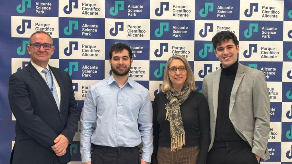 Esteban Pelayo, gerente del PCA, y María Jesús Pastor, vicerrectora de la UA, con los CEO de Beply: Tono Mollá y Saúl García.