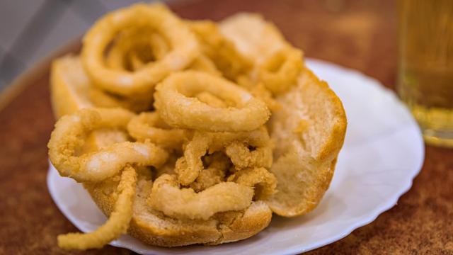 Un bocadillo de calamares, en una imagen de Shutterstock.