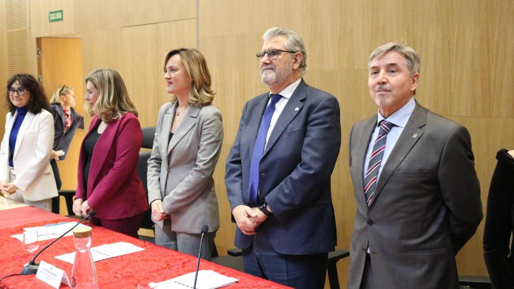 Alegría ha participado en la toma de posesión de José Antonio Beltrán (derecha) como nuevo decano de la facultad de Filosofía y Letras