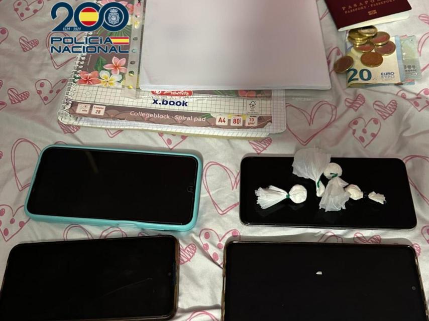 Sustancias y móviles incautados en la investigación