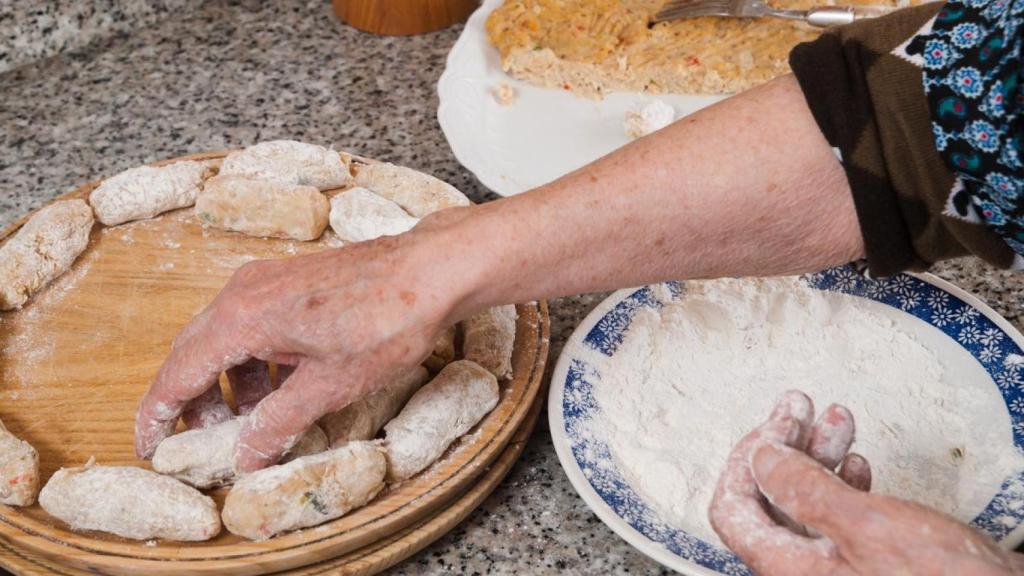 Mujer haciendo croquetas.