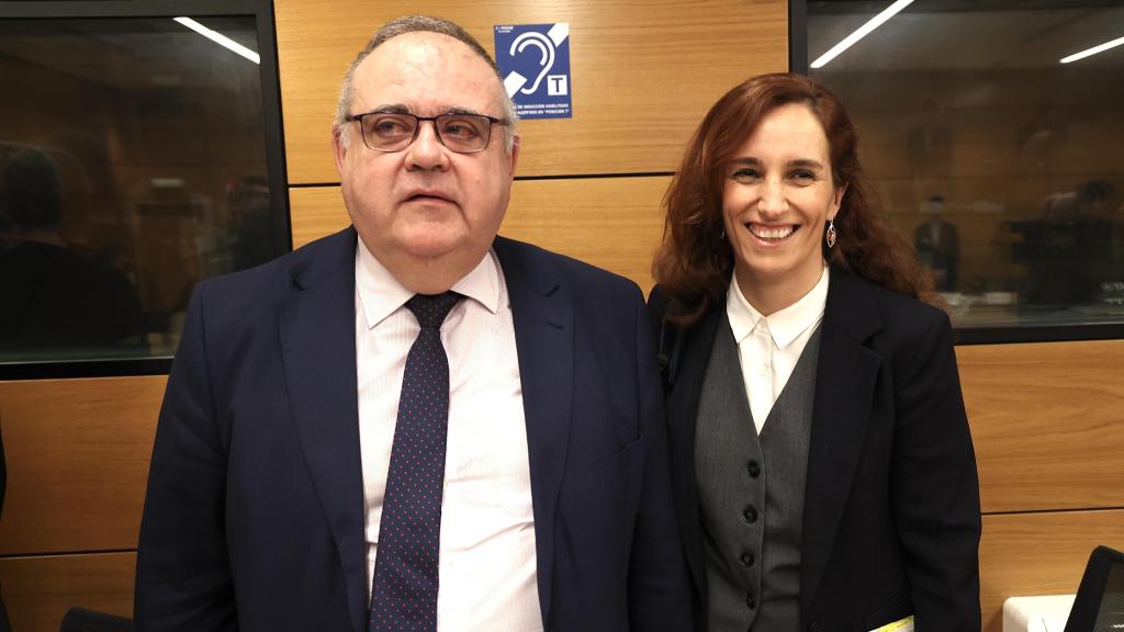 El consejero de Sanidad, Alejandro Vázquez Ramos, junto a la ministra de Sanidad, Mónica García, en una imagen de archivo