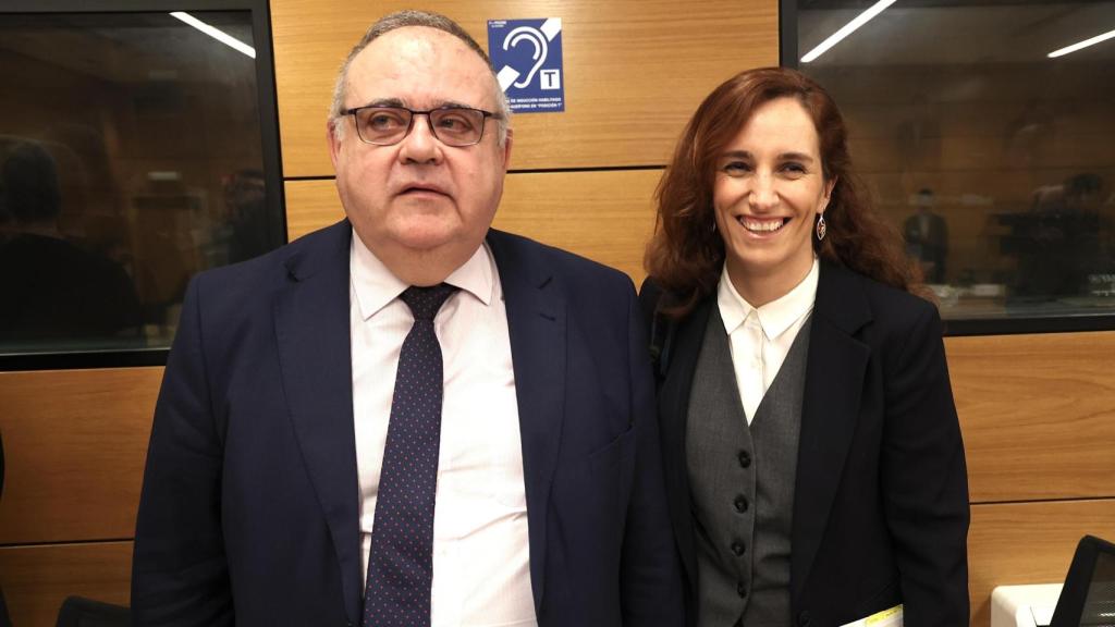 El consejero de Sanidad, Alejandro Vázquez Ramos, junto a la ministra de Sanidad, Mónica García, el pasado miércoles en el pleno de la Comisión de Recursos Humanos del Sistema Nacional de Salud.